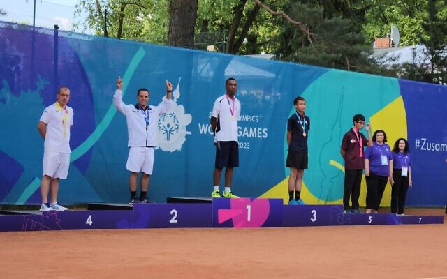 Le joueur de tennis israélien Nadav Sarfati remporte la médaille d'argent aux Jeux olympiques spéciaux de Berlin, le 24 juin 2023. (Autorisation)