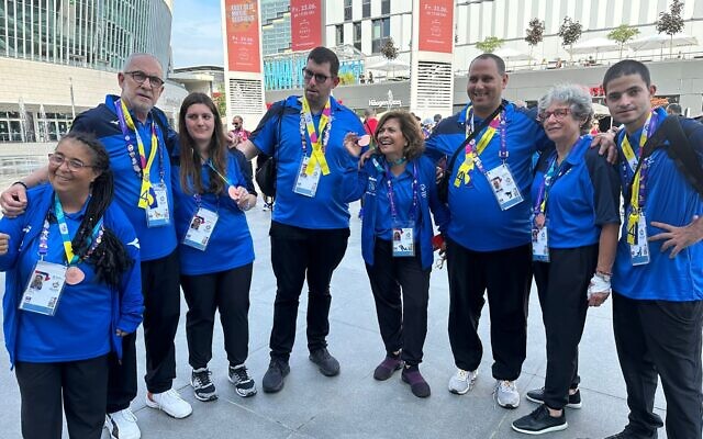 Les équipes "unifiées" de bowling avec leurs médailles lors des Jeux olympiques spéciaux de Berlin, le 21 juin 2023. (Autorisation)