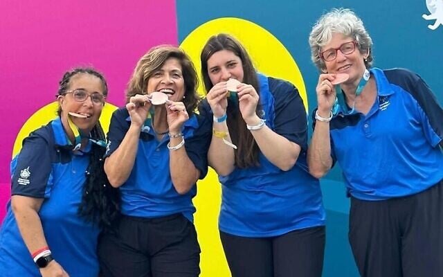 Les équipes "unifiées" de bowling israéliennes avec leurs médailles de bronze aux Jeux olympiques spéciaux de Berlin avec, de gauche à droite, Rivi Cohen, Hana Duanis, Danielle Wieksza and Shlomit Meron, le 21 juin 2023. (Autorisation)
