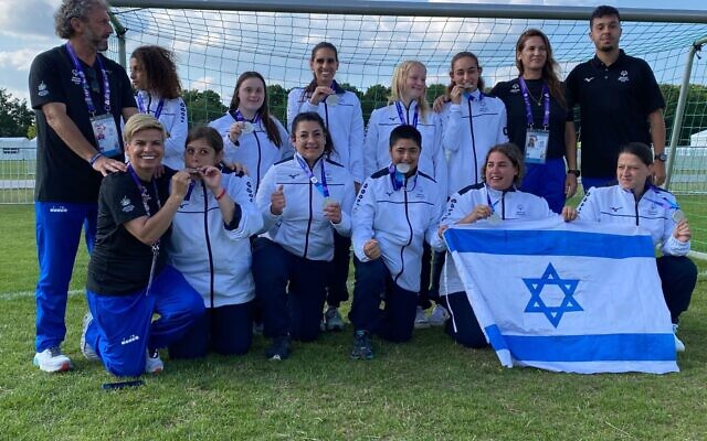 L'équipe israélienne de football féminine pose avec ses médailles d'argent aux Jeux olympiques spéciaux de Berlin, le 23 juin 2023. (Autorisation)