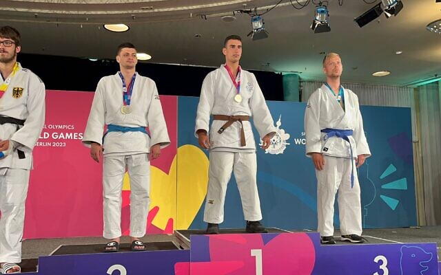 Le judoka israélien Ido Rabinivich remporte la médaille d'or lors des Jeux olympiques spéciaux de Berlin, le 23 juin 2023. (Autorisation)