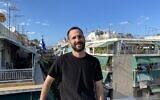 Amitai Weissman sur le balcon de son nouvel appartement à Athènes. (Crédit : Autorisation)