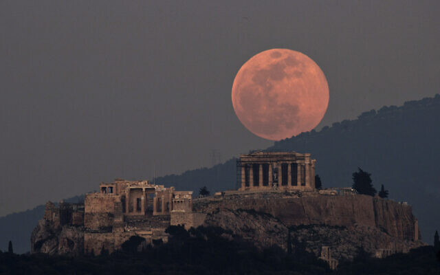 La lune se lève sur le Parthénon sur l'ancienne colline de l'Acropole à Athènes, en Grèce, le 19 février 2019. (Crédit : Petros Giannakouris/AP) La lune se lève sur le Parthénon sur l'ancienne colline de l'Acropole à Athènes, en Grèce, le 19 février 2019. (Crédit : Petros Giannakouris/AP)