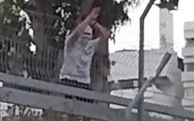 Un soldat israélien masqué est vu à l'intérieur du QG de Tsahal à Tel Aviv. Le soldat aurait lancé des pierres sur des manifestants à l'extérieur de la base, le 1er juillet 2023. (Crédit : Capture d'écran : Twitter) Un soldat israélien masqué est vu à l'intérieur du QG de Tsahal à Tel Aviv. Le soldat aurait lancé des pierres sur des manifestants à l'extérieur de la base, le 1er juillet 2023. (Crédit : Capture d'écran : Twitter)