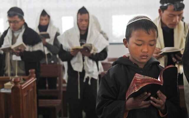 Illustration : Des membres de la communauté juive Bnei Menashe priant dans une synagogue locale à Manipur, le 20 décembre 2012. (Crédit : Anupam Nath/AP) Illustration : Des membres de la communauté juive Bnei Menashe priant dans une synagogue locale à Manipur, le 20 décembre 2012. (Crédit : Anupam Nath/AP)