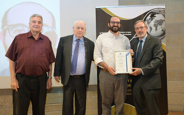 L'ancien correspondant du Times of Israel, Judah Ari Gross, deuxième à droite, reçoit un certificat de mérite du B'nai B'rith World Center pour ses reportages sur les Juifs de la diaspora, à Jérusalem, le 4 juillet 2023. (Crédit : Bruno Charbit) L'ancien correspondant du Times of Israel, Judah Ari Gross, deuxième à droite, reçoit un certificat de mérite du B'nai B'rith World Center pour ses reportages sur les Juifs de la diaspora, à Jérusalem, le 4 juillet 2023. (Crédit : Bruno Charbit)
