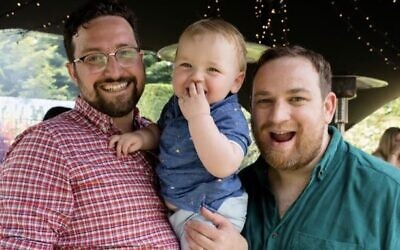 Paul Morgan-Bentley, auteur de "The Equal Parent", à gauche, avec son fils Solly et son mari Robin. (Crédit : Autorisation)