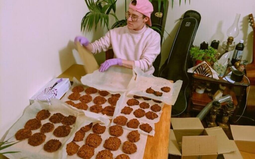 Morgan Halleb emballe la nourriture de Pink Peacock pour la livraison. (Crédit : Pink Peacock/JTA)