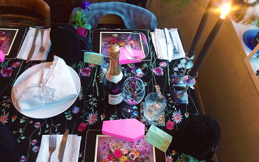 Une table dressée au Pink Peacock. (Crédit : Pink Peacock/JTA)