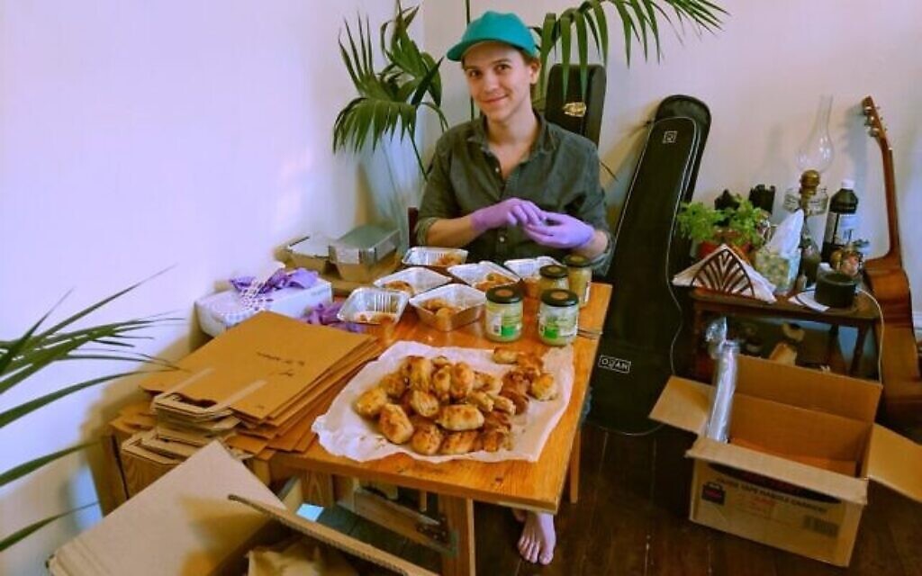 Joe Isaac emballe la nourriture du Pink Peacock pour la livrer. (Crédit : Pink Peacock/JTA)