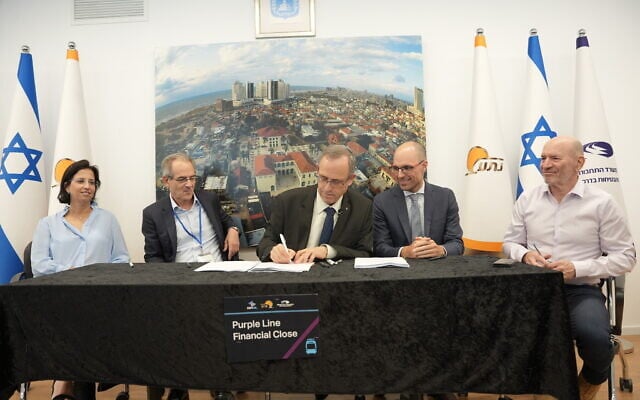 Signature du bouclage financier du projet de tramway violet, de droite à gauche : Israël Shapira, PDG du Shapir Group, Urtzi Montalvo, PDG des systèmes de solutions intégrées de CAF, Haim Glick, PDG du NTA (Metropolitan Mass Transit System), et Michael Israel, PDG de HSBC Israël, le 4 juillet 2023. (Crédit : NTA) Signature du bouclage financier du projet de tramway violet, de droite à gauche : Israël Shapira, PDG du Shapir Group, Urtzi Montalvo, PDG des systèmes de solutions intégrées de CAF, Haim Glick, PDG du NTA (Metropolitan Mass Transit System), et Michael Israel, PDG de HSBC Israël, le 4 juillet 2023. (Crédit : NTA)