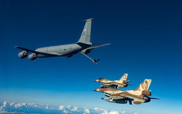 Un avion de ravitaillement en vol américain KC-135 ravitaille les avions de chasse F-16i de l'armée de l'air au cours d'un exercice au-dessus d'Israël, le 30 novembre 2022. (Crédit : Armée israélienne) Un avion de ravitaillement en vol américain KC-135 ravitaille les avions de chasse F-16i de l'armée de l'air au cours d'un exercice au-dessus d'Israël, le 30 novembre 2022. (Crédit : Armée israélienne)
