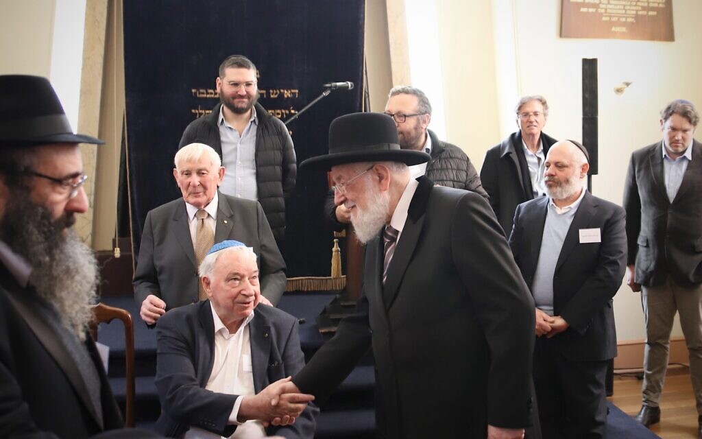 L'ancien grand rabbin ashkénaze d'Israël, Yisrael Meir Lau, serre la main du survivant de l'Holocauste Felix Goldschmied à la synagogue de Launceston, à Launceston, en Australie, le 12 juillet 2023. (Crédit : Mishka Gora) L'ancien grand rabbin ashkénaze d'Israël, Yisrael Meir Lau, serre la main du survivant de l'Holocauste Felix Goldschmied à la synagogue de Launceston, à Launceston, en Australie, le 12 juillet 2023. (Crédit : Mishka Gora)