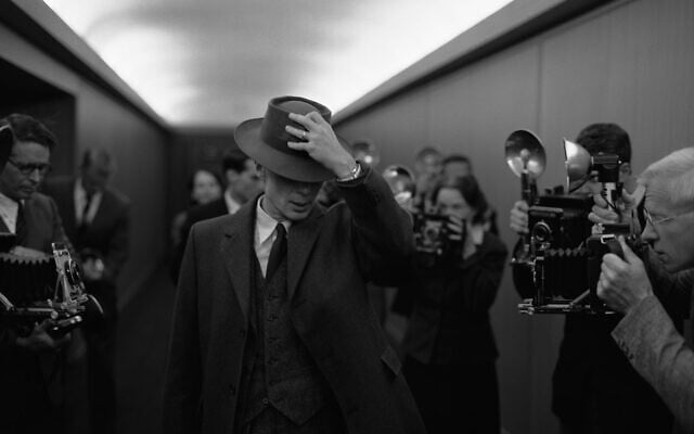 Cillian Murphy incarne J. Robert Oppenheimer dans le film "Oppenheimer" de Christopher Nolan. (Crédit : Universal Pictures) Cillian Murphy incarne J. Robert Oppenheimer dans le film "Oppenheimer" de Christopher Nolan. (Crédit : Universal Pictures)