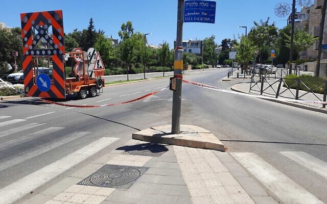 La rue Azza, où se trouve la résidence privée du Premier ministre Benjamin Netanyahu à Jérusalem, fermée par la police, le 18 juillet 2023. (Crédit : Amy Spiro/Times of Israel)