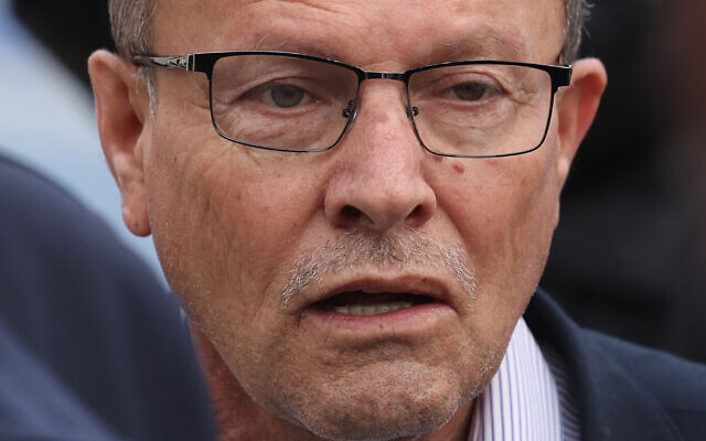 Qadri Abu Bakr, chef de la commission des Affaires des prisonniers de l'OLP, à Ramallah, en Cisjordanie, le 13 mars 2023. (Crédit : Ahmad Gharabli/AFP)