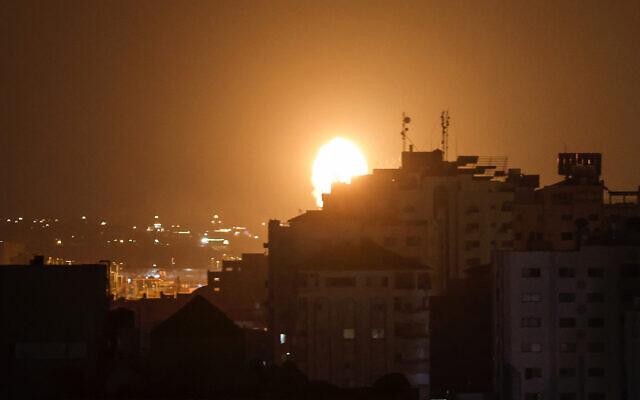 De la fumée et des flammes s’élevant au-dessus des bâtiments après les frappes aériennes israéliennes dans la ville de Gaza, le 5 juillet 2023. (Crédit : Mohammed Abed/AFP) De la fumée et des flammes s’élevant au-dessus des bâtiments après les frappes aériennes israéliennes dans la ville de Gaza, le 5 juillet 2023. (Crédit : Mohammed Abed/AFP)