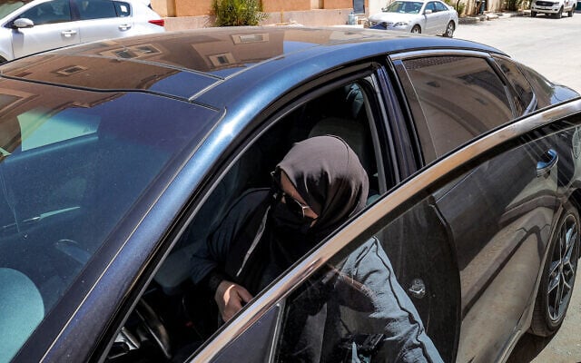 Une femme entre dans un véhicule à Riyad, le 5 juillet 2023. (Crédit : Fayez Nureldine / AFP)