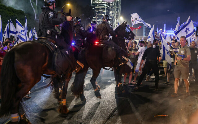 Suite à la démission du chef de la police de Tel Aviv, Amichaï Eshed, des policiers israéliens à cheval tentant de disperser des manifestants anti-gouvernement sur l'autoroute Ayalon à Tel Aviv, le 5 juillet 2023. (Crédit : Oren Zvi/AFP)