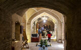 Une vue d'un couloir de la citerne Bagh Gandom Ab-Anbar, datant de l'époque safavide (1501-1736), dans la ville de Yazd, au centre de l'Iran, le 3 juillet 2023. L'une des caractéristiques architecturales durables de l'ancienne ville iranienne de Yazd est son système d'aqueducs souterrains appelés qanats, qui transportent l'eau depuis des puits souterrains, des aquifères ou les montagnes. On estime que l'Iran compte aujourd'hui environ 33 000 qanats opérationnels, ce qui représente une baisse significative par rapport aux 50 000 qanats utilisés au milieu du XXᵉ siècle.Selon l'UNESCO, le déclin des qanats est en partie dû à l'assèchement des sources d'eau souterraines causé par la surconsommation. (Crédit : Atta Kenare/AFP)