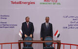 Le ministre irakien du Pétrole Hayan Abdul Ghani al-Sawad (R) et le PDG de la société française TotalEnergies Patrick Pouyanne montent sur le podium après avoir signé l'accord sur le Projet intégré de croissance du gaz (GGIP) lors d'une cérémonie officielle à Bagdad le 10 juillet 2023. (Crédit 
: Ahmad AL-RUBAYE / AFP)