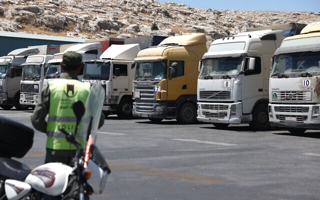 Un convoi de camions transportant de l'aide humanitaire garé après avoir traversé le poste frontière syrien de Bab al-Hawa avec la Turquie, le 10 juillet 2023. (Crédit : OMAR HAJ KADOUR / AFP) Un convoi de camions transportant de l'aide humanitaire garé après avoir traversé le poste frontière syrien de Bab al-Hawa avec la Turquie, le 10 juillet 2023. (Crédit : OMAR HAJ KADOUR / AFP)