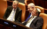 Le Premier ministre Benjamin Netanyahu (au centre) s'entretenant avec le ministre d'extrême-droite de la Sécurité nationale Itamar Ben Gvir (à droite) et le ministre de la Justice Yariv Levin (à gauche) à la Knesset le 10 juillet 2023. (Crédit : Menahem Kahana/AFP)