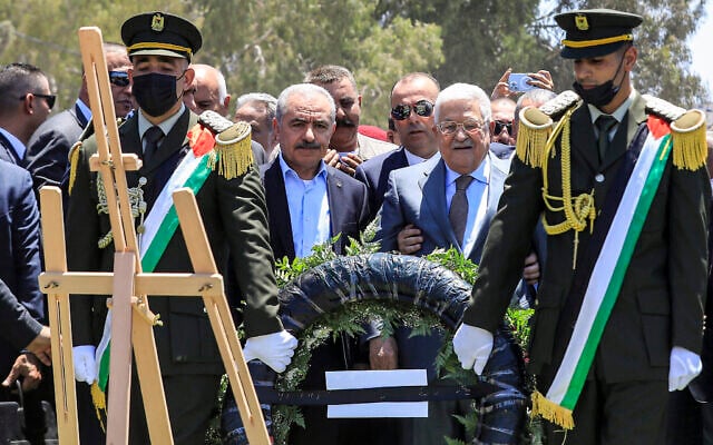 Le président palestinien Mahmoud Abbas, au centre, à droite, et le Premier ministre Mohammad Shtayyeh, au centre, à gauche, déposent une gerbe sur les tombes des Palestiniens tués lors du récent raid militaire israélien dans le camp de réfugiés de Jénine, à Jénine, en Cisjordanie, le 12 février 2023. (Crédit : Zain JAAFAR / AFP) Le président palestinien Mahmoud Abbas, au centre, à droite, et le Premier ministre Mohammad Shtayyeh, au centre, à gauche, déposent une gerbe sur les tombes des Palestiniens tués lors du récent raid militaire israélien dans le camp de réfugiés de Jénine, à Jénine, en Cisjordanie, le 12 février 2023. (Crédit : Zain JAAFAR / AFP)