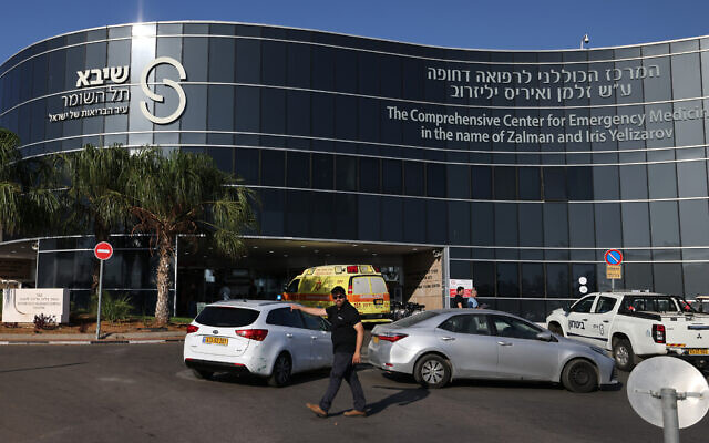 Une ambulance, après l'hospitalisation du Premier ministre Benjamin Netanyahu, devant l'entrée des urgences de l'hôpital Sheba à Ramat Gan, le 15 juillet 2023. (Crédit : Ahmad Gharabli/AFP) Une ambulance, après l'hospitalisation du Premier ministre Benjamin Netanyahu, devant l'entrée des urgences de l'hôpital Sheba à Ramat Gan, le 15 juillet 2023. (Crédit : Ahmad Gharabli/AFP)