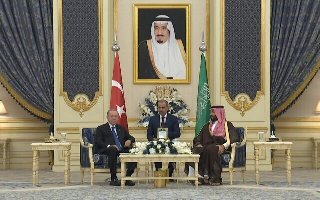 Le président turc Erdogan rencontre le prince héritier saoudien ben Salmane à Jeddah, le 18 juillet 2023. (Crédit : AFP)