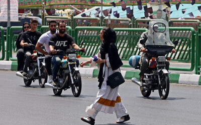 Une iranienne voilée, à Téhéran, le 18 juillet 2017. (Crédit : ATTA KENARE / AFP) Une iranienne voilée, à Téhéran, le 18 juillet 2017. (Crédit : ATTA KENARE / AFP)