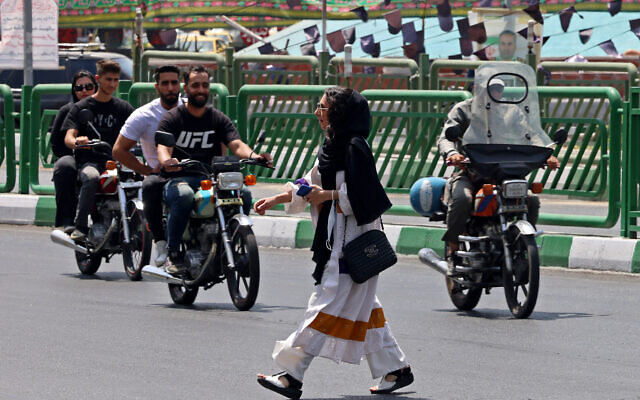 Une iranienne voilée, à Téhéran, le 18 juillet 2017. (Crédit : ATTA KENARE / AFP)