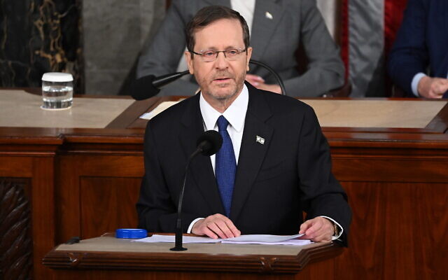 Le président Isaac Herzog s'adressant à une session conjointe du Congrès au Capitole des États-Unis, à Washington, le 19 juillet 2023. (Crédit : Saul Loeb/AFP) Le président Isaac Herzog s'adressant à une session conjointe du Congrès au Capitole des États-Unis, à Washington, le 19 juillet 2023. (Crédit : Saul Loeb/AFP)