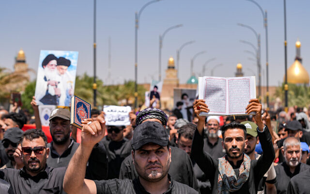 Des partisans du religieux chiite irakien Moqtada al-Sadr marchant lors d'un rassemblement après la prière hebdomadaire du vendredi, dénonçant l'incendie du Coran en Suède dans la ville sainte centrale de Koufa, à l'est de la ville voisine de Nadjaf, le 21 juillet 2023. (Crédit : Qassem al-Kaabi/AFP) Des partisans du religieux chiite irakien Moqtada al-Sadr marchant lors d'un rassemblement après la prière hebdomadaire du vendredi, dénonçant l'incendie du Coran en Suède dans la ville sainte centrale de Koufa, à l'est de la ville voisine de Nadjaf, le 21 juillet 2023. (Crédit : Qassem al-Kaabi/AFP)