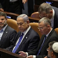 Le Premier ministre Benjamin Netanyahu, au centre, assistant à une session au milieu d'une vague de protestations qui dure depuis des mois contre la refonte judiciaire prévue par le gouvernement, à la Knesset, à Jérusalem, le 24 juillet 2023. (Crédit : Ronaldo Schemidt/AFP)