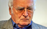 L'écrivain allemand Martin Walser discute des livres audio à la Foire du livre de Francfort le 4 octobre 2006. (Crédit :  John MACDOUGALL / AFP)