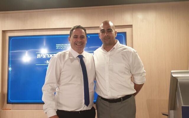 Le président de l'Association du barreau israélien, Amit Becher (à gauche), et Muhamad Naamneh, choisi par l'Association du barreau israélien pour siéger à la commission de sélection des juges, sur une photo non datée. (Avec l'aimable autorisation de l'Association du barreau israélien) Le président de l'Association du barreau israélien, Amit Becher (à gauche), et Muhamad Naamneh, choisi par l'Association du barreau israélien pour siéger à la commission de sélection des juges, sur une photo non datée. (Avec l'aimable autorisation de l'Association du barreau israélien)