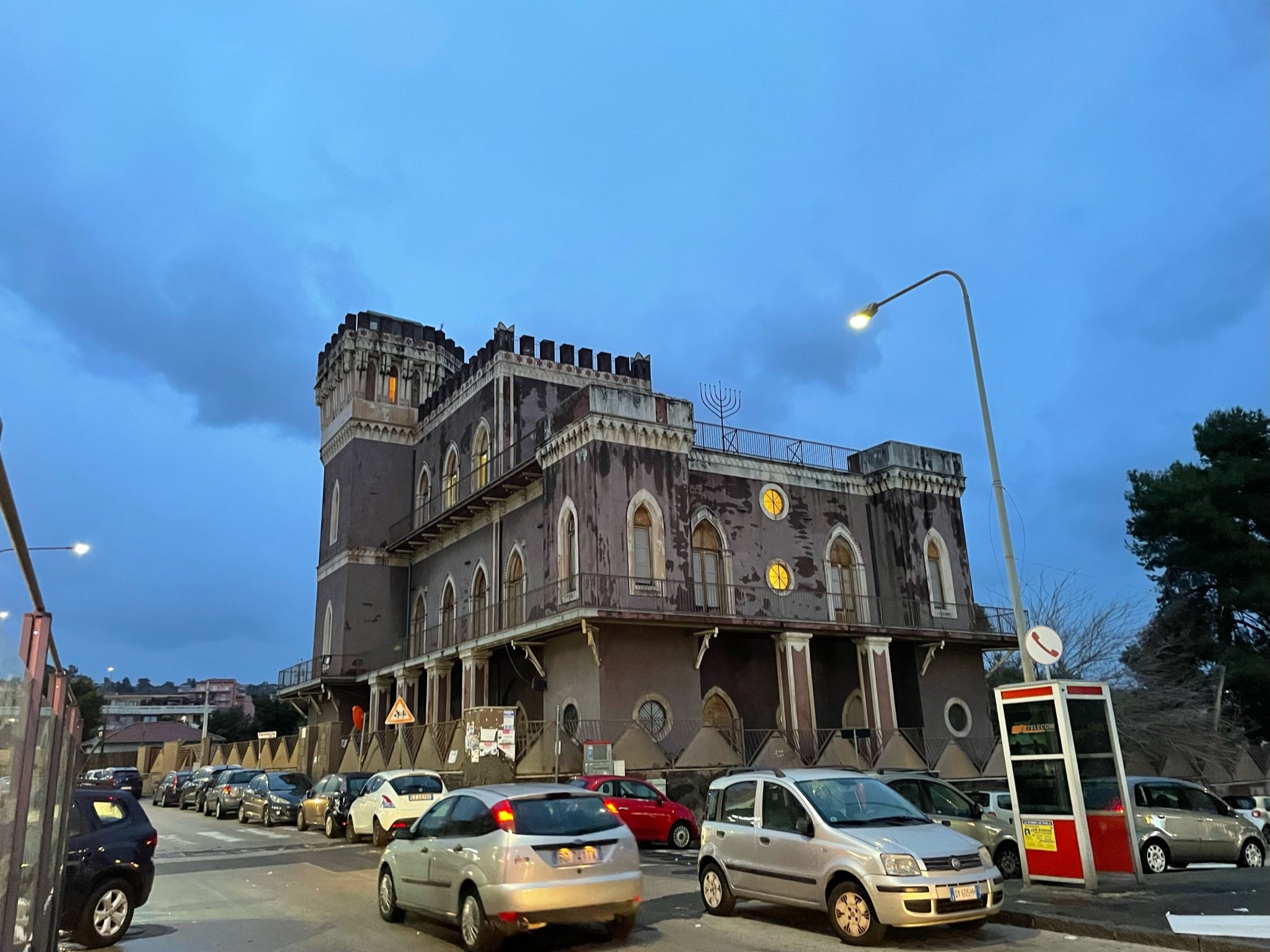 La communauté juive de Catane se réunit au Castello Luecatia, une structure datant du début du 20e siècle qui avait été construite par un commerçant qui aurait été lui-même d'origine juive. (Crédit : David I. Klein/JTA)