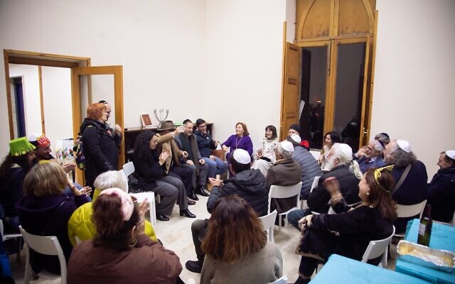 Les membres de la communauté de Catane lors d'une réunion récente. (Autorisation :  Gilberto Ventura via JTA)