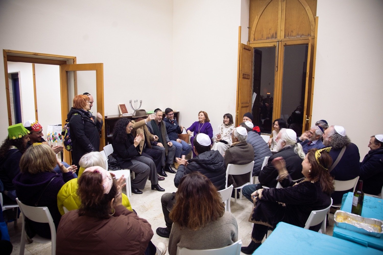 Les membres de la communauté de Catane lors d'une réunion récente. (Autorisation :  Gilberto Ventura via JTA)