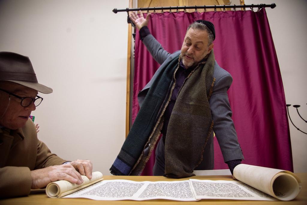 Le rabbin Gilberto Ventura lors d'un service récent à la synagogue de la communauté juive de Catane. (Crédit :David I. Klein/JTA)