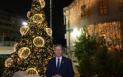 Le président Isaac Herzog lors d'une cérémonie d'allumage d'un arbre de Noël, à Jaffa, le 21 décembre 2022. (Crédit : Amos Ben-Gershom/GPO)