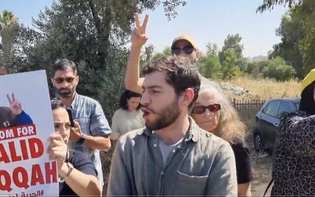 Capture d'écran de la vidéo de l'activiste de gauche Gil Hammerschlag, juin 2023. (Crédit : Twitter. Utilisé conformément à l'article 27a de la loi sur le droit d'auteur) Capture d'écran de la vidéo de l'activiste de gauche Gil Hammerschlag, juin 2023. (Crédit : Twitter. Utilisé conformément à l'article 27a de la loi sur le droit d'auteur)