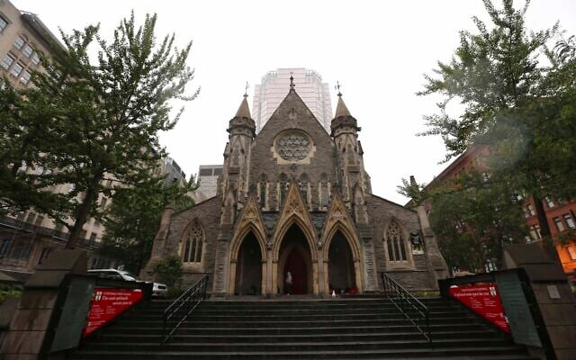 Vue extérieure de la cathédrale Christ Church, cathédrale anglicane gothique à Montréal, au Canada, le 6 juin 2013. (Crédit : AP Photo/Luca Bruno) Vue extérieure de la cathédrale Christ Church, cathédrale anglicane gothique à Montréal, au Canada, le 6 juin 2013. (Crédit : AP Photo/Luca Bruno)