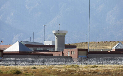 Une tour de garde surplombe un complexe pénitentiaire fédéral qui abrite un établissement Supermax, dans les envrions de Florence, dans le sud du Colorado, le 15 octobre 2015. (Crédit : AP Photo/Brennan Linsley)