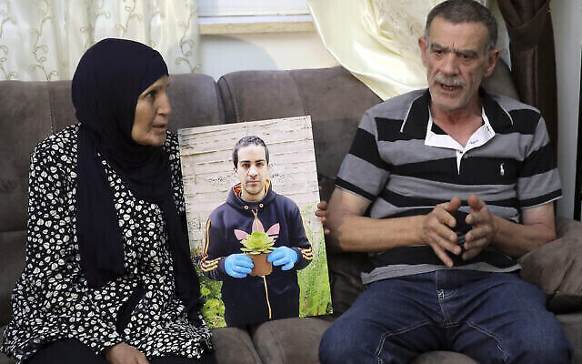 Les parents d'Iyad Halak, Palestinien autiste abattu par la police israélienne, Khiri, à droite, et sa mère Rana, lors d'une interview à Jérusalem, le 3 juin 2020. (Crédit : Mahmoud Illean/AP)