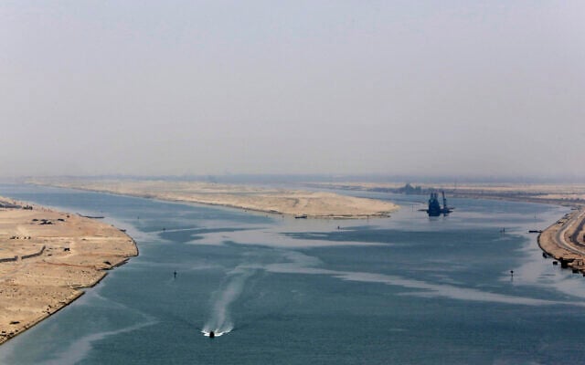 Illustration : Le canal de Suez près d'Ismailia, en Égypte, le 6 août 2015. (Crédit : Amr Nabil/AP Photo/Dossier) Illustration : Le canal de Suez près d'Ismailia, en Égypte, le 6 août 2015. (Crédit : Amr Nabil/AP Photo/Dossier)
