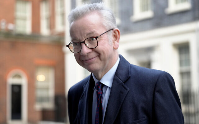 Michael Gove, le secrétaire d'État à l'égalité des chances, au logement et aux communautés quitte une réunion de cabinet à Downing Street, à Londres, le  17 janvier 2023. (Crédit : AP/Kirsty Wigglesworth)