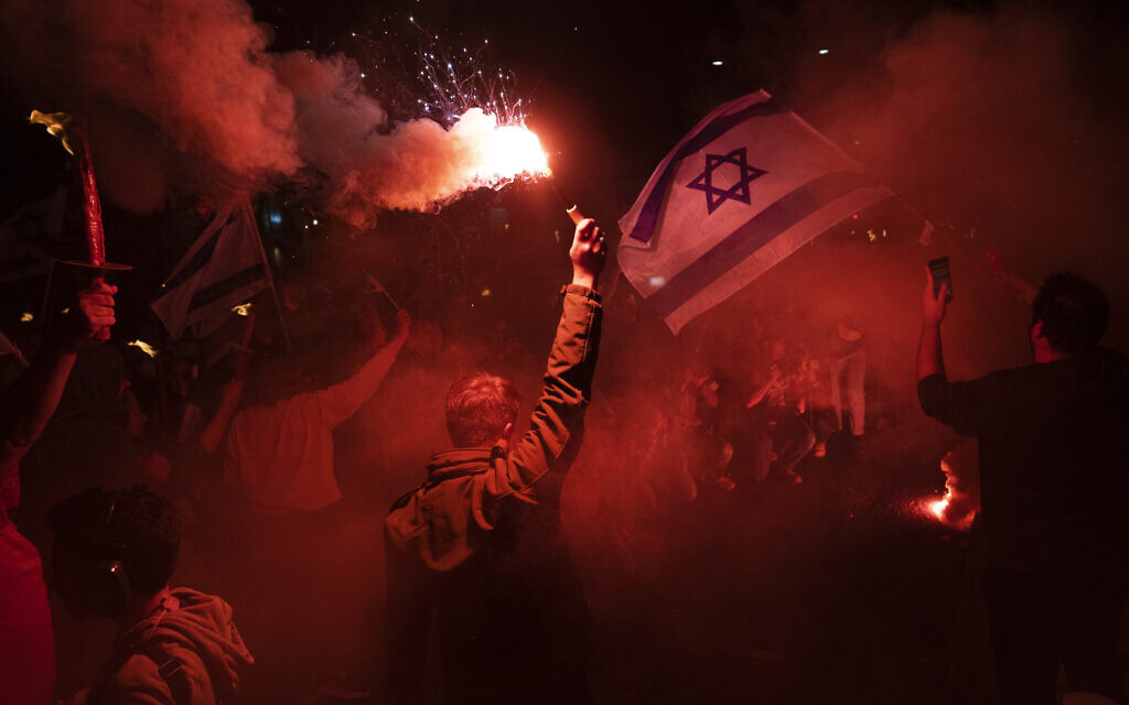 Les Israéliens manifestent contre le plan de refonte du système judiciaire israélien avancé par le gouvernement du Premier ministre Benjamin Netyanyahu à Tel Aviv, le 9 mars. (Crédit : Oded Balilty/AP) Les Israéliens manifestent contre le plan de refonte du système judiciaire israélien avancé par le gouvernement du Premier ministre Benjamin Netyanyahu à Tel Aviv, le 9 mars. (Crédit : Oded Balilty/AP)