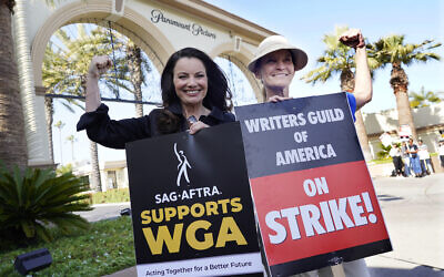 Fran Drescher, à gauche, présidente du SAG-AFTRA, et Meredith Stiehm, présidente de Writers Guild of America West, posant ensemble lors d'un rassemblement de scénaristes en grève devant le studio Paramount Pictures, à Los Angeles, le 8 mai 2023. (Crédit : AP Photo/Chris Pizzello)